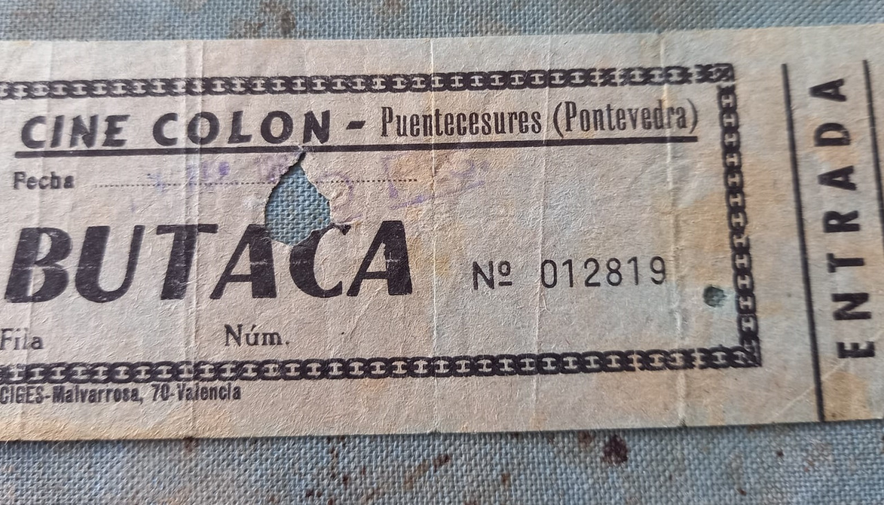 Antigua entrada del cine Colón, en Pontecesures