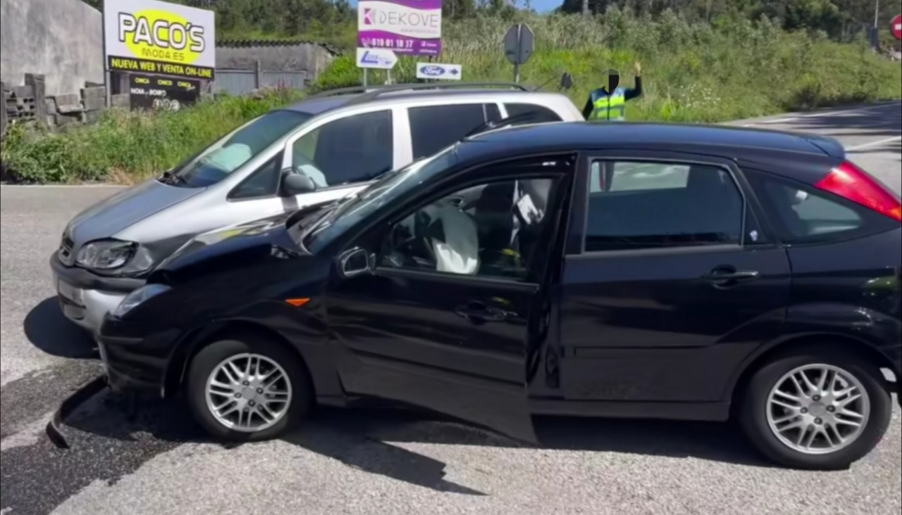 El accidente de circulación consistió en una colisión frontolateral entre dos coches en un cruce en Espiñeira