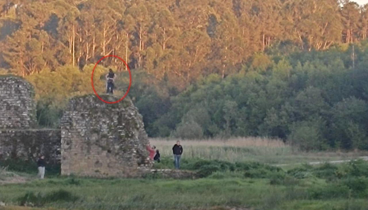 Una persona sobre las Torres de Oeste en Catoira