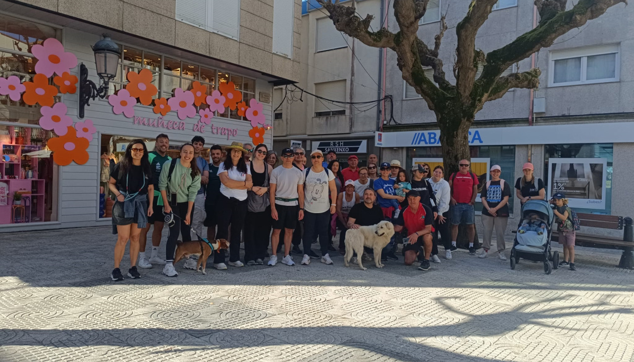 Participantes en la andaina organizada por la asociación Andarela