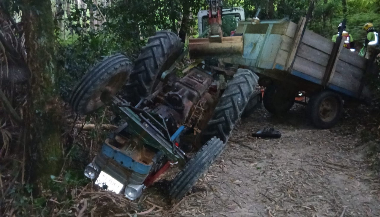 La cabeza del tractor acabó volcada y su conductor quedó atrapado debajo de la misma, a diferencia del remolque que arrastraba que quedó en la posición normal