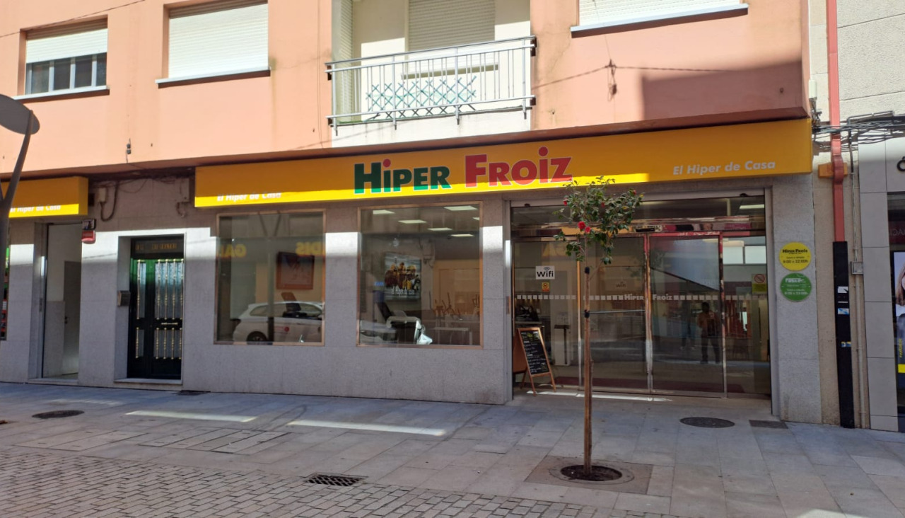 Algunos robos que se le atribuyen al detenido se registraron en el Hiper Froiz boirense