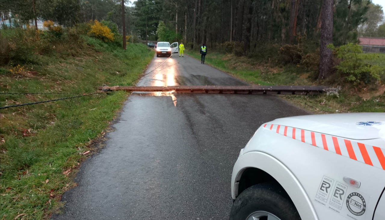 El poste de hormigón del tendido eléctrico partió por su base y cayó sobre la calzada entre el polígono de A Tomada y O Campiño, en A Mirandela,, que atravesó por completo impidiendo la circulación de vehículos