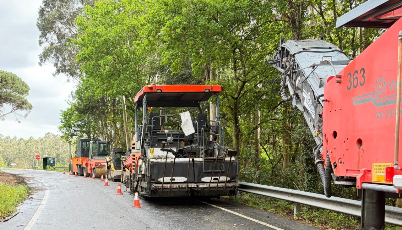 Los operarios trabajan ya en el tramo de la N-640 a su paso por Caldas