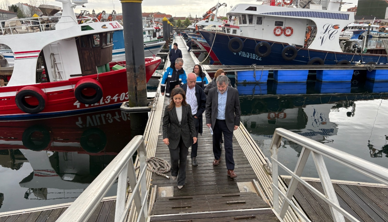 La conselleira, Marta Villaverde, visitó las instalaciones flotantes