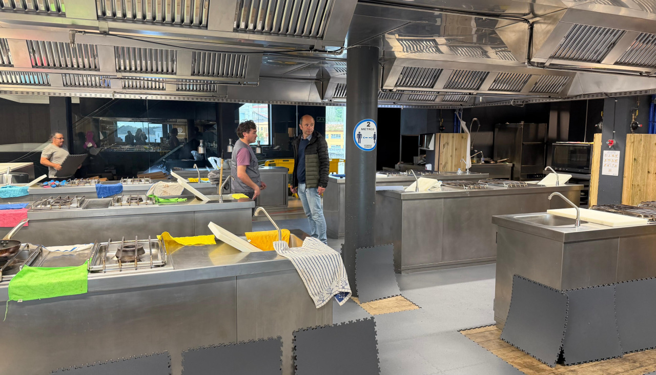Operarios de la empresa Fogar Barbanza SLU acometen los trabajos de instalación de la tarima vinílica en el suelo de la primera planta del edificio del mercado municipal