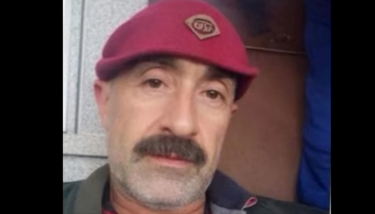 Fernando Otero Mosquera, de 65 años, tiene una altura aproximada de 1,70 metros y un peso de unos 70 kilos, y suele llevar puesto un gorro