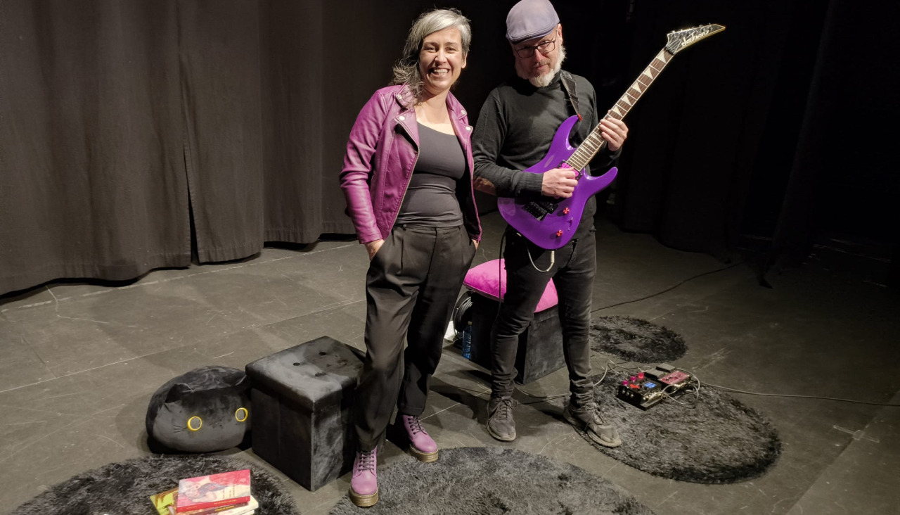 La narradora oral Vero Rilo y el músico Luis Iglesias participaron en la representación de la función 'Chaves invisibles'