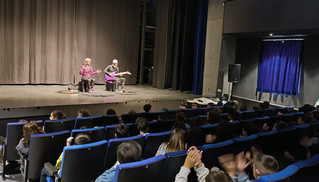 La representación de la función 'Chaves invisibles' fue presenciada por alumnado de los colegios 'Pilar Maestú Sierra' y 'Salustiano Rey Eiras'