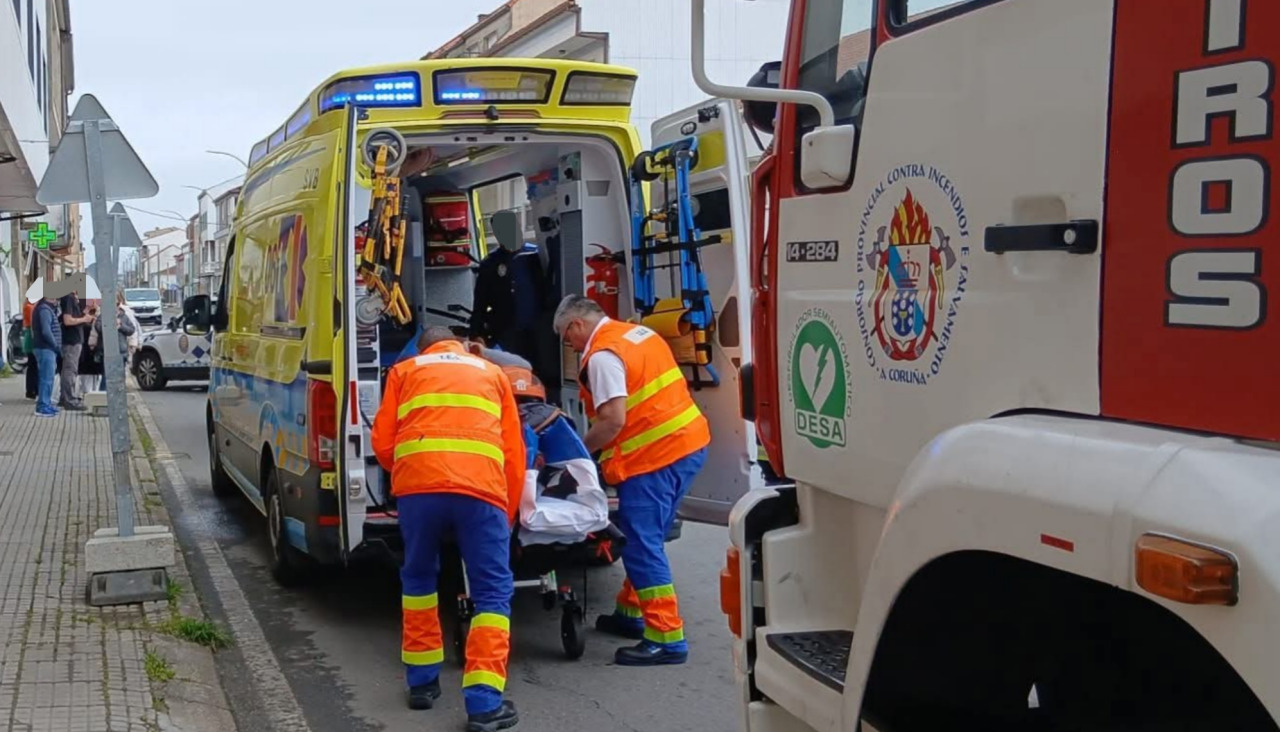 La víctima fue trasladada en una ambulancia asistencial del 061 al servicio de Urxencias del Hospital do Barbanza