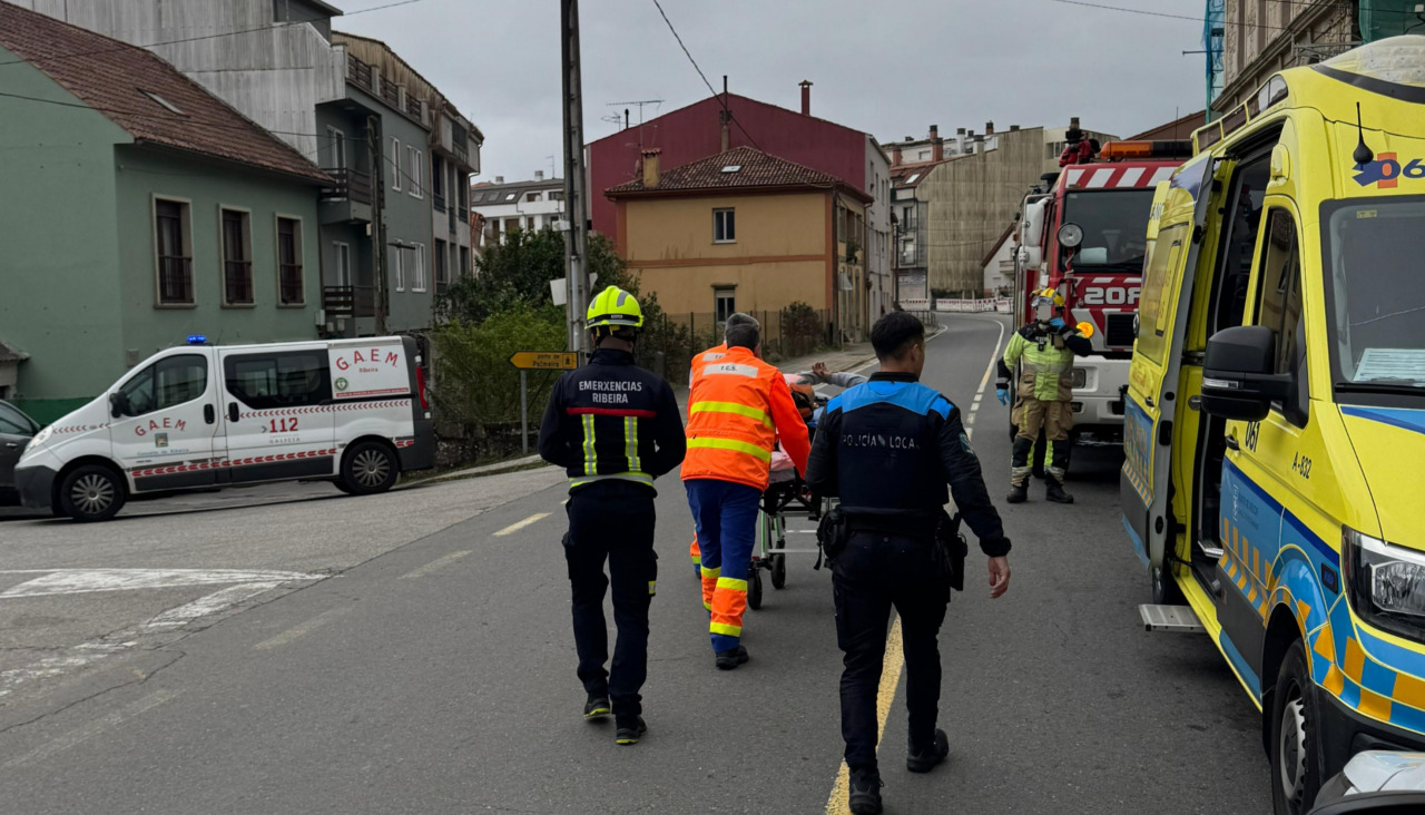 El piloto herido fue inmovilizado con collarín y en un colchón de vacío para meterlo con la camilla en la ambulancia asitencial