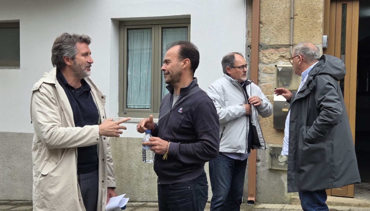 Reunión de Alberto Varela con colectivos en Carril