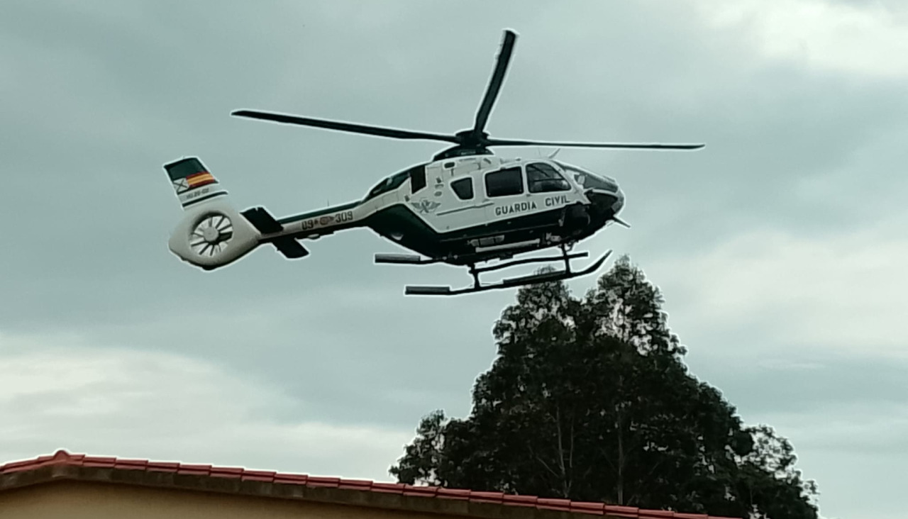 Un helicóptero de la Guardia Civil se incorporó en torno a las cuatro de esta tarde a las tareas de búsqueda del sexagenario desaparecido