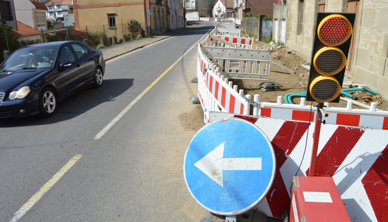 Las obras de humanización se han paralizado totalmente y en el lugar permanecen las vallas, que no pueden retirarse debido a la inseguridad que supone que los trabajos estén inacabados