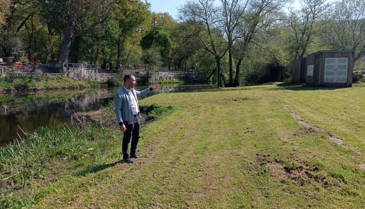 El alcalde, Jacobo Pérez, durante su visita al entorno de la playa fluvial