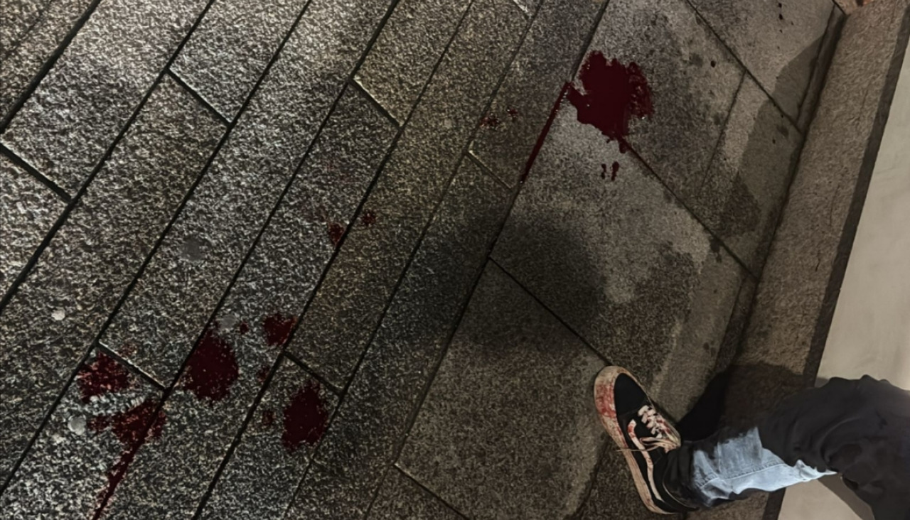 El herido fue encontrado junto un banco de la calle peatonal, a la altura de ‘O Capricho’