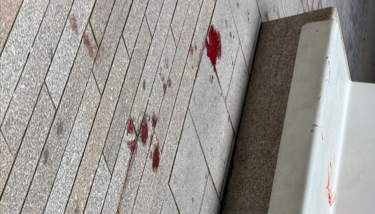 El herido fue encontrado junto un banco de la calle peatonal, a la altura de ‘O Capricho’