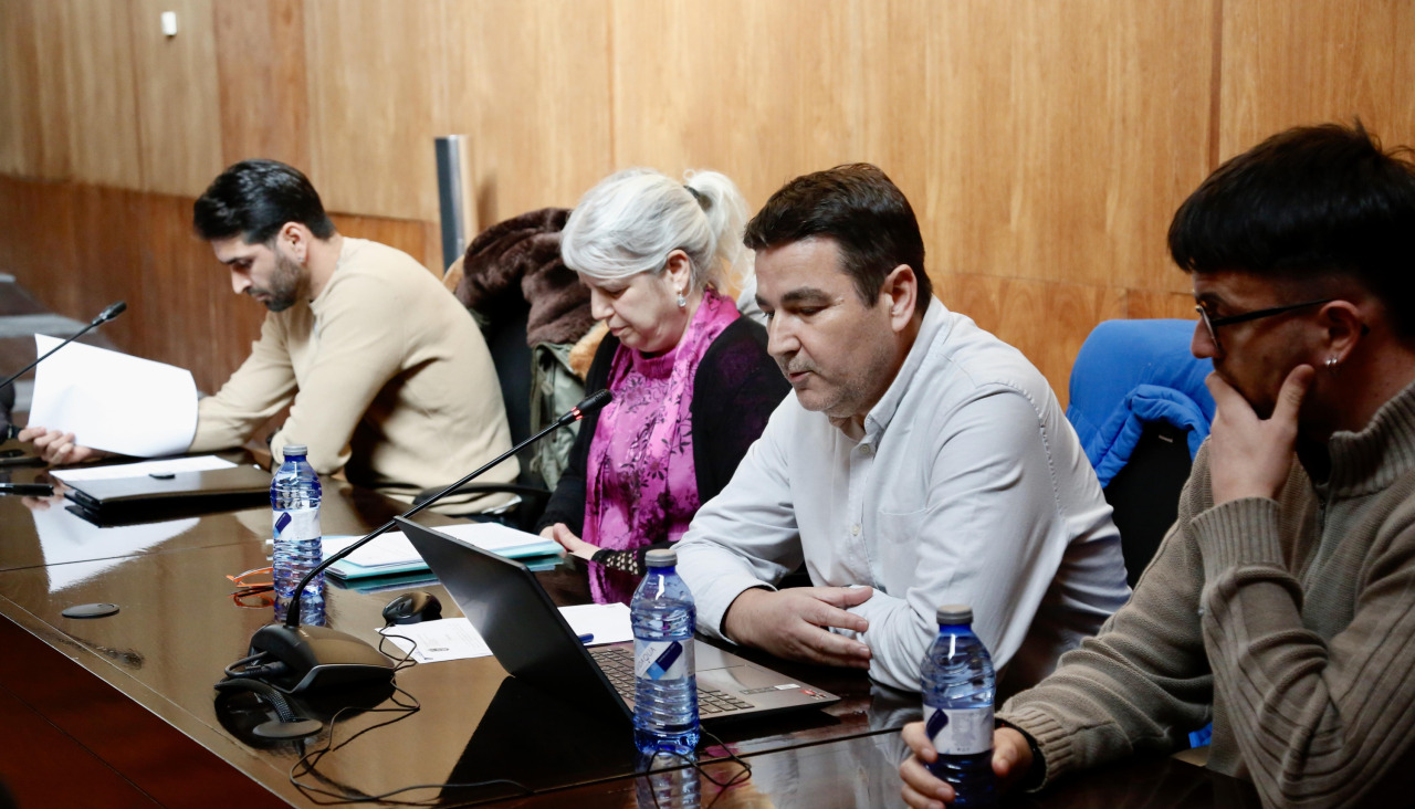 Cañón, líder opositor, escucha una intervención plenaria del edil del área económica