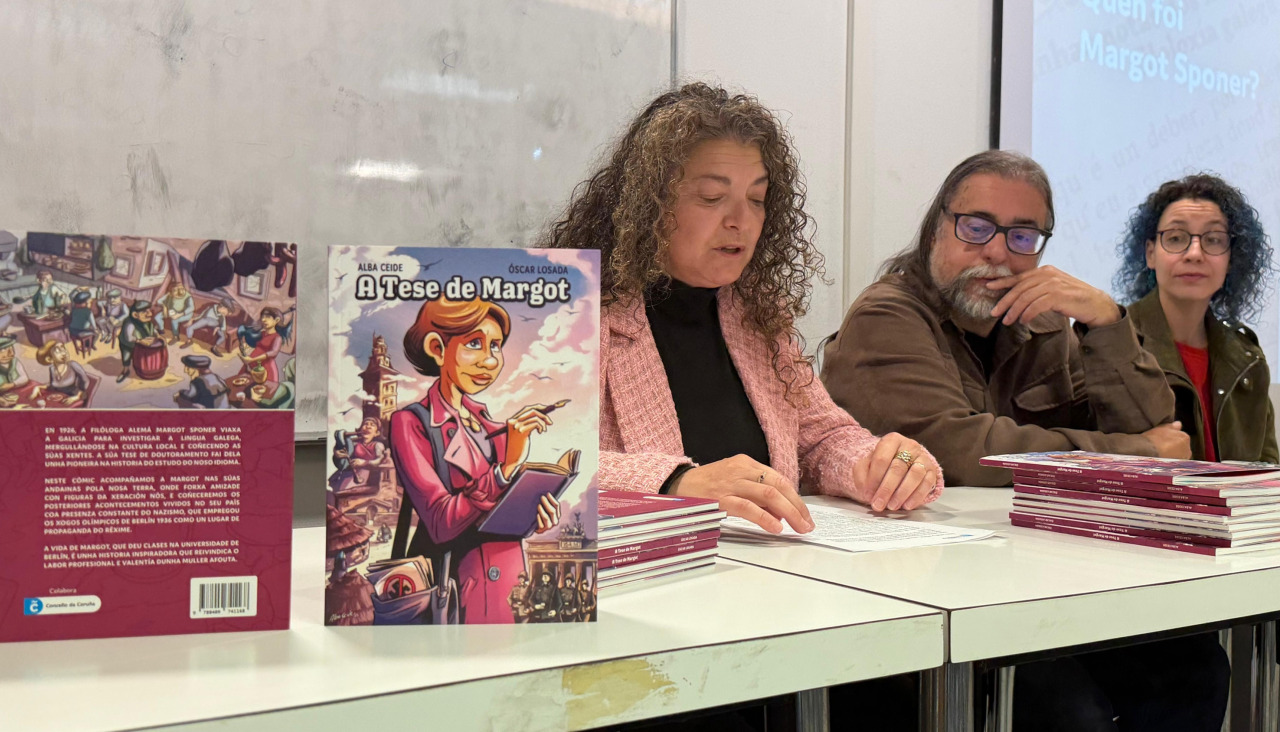 La concejala Juana Brión presentó a los autores de la novela gráfica 'A tese de Margot' ante el auditorio del centro 'Lustres Rivas'