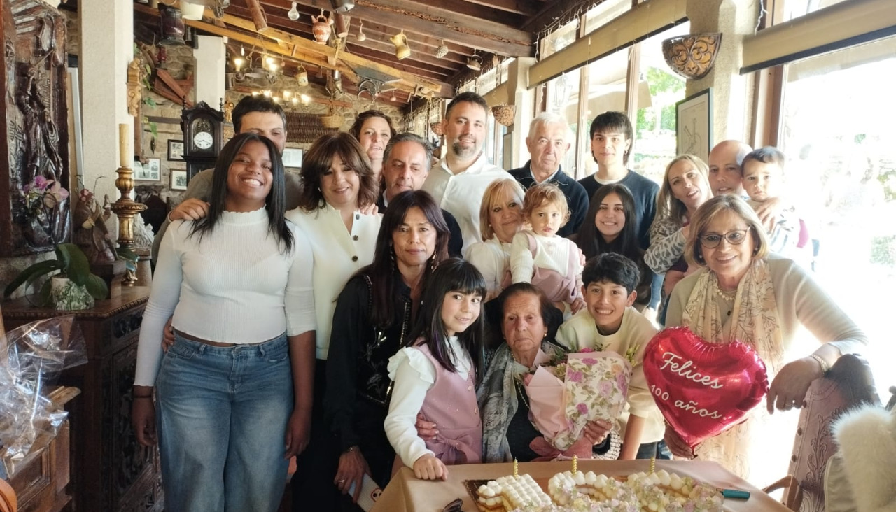 Avelina Barral Castro, rodeada de su familia el día que cumplió 100 años