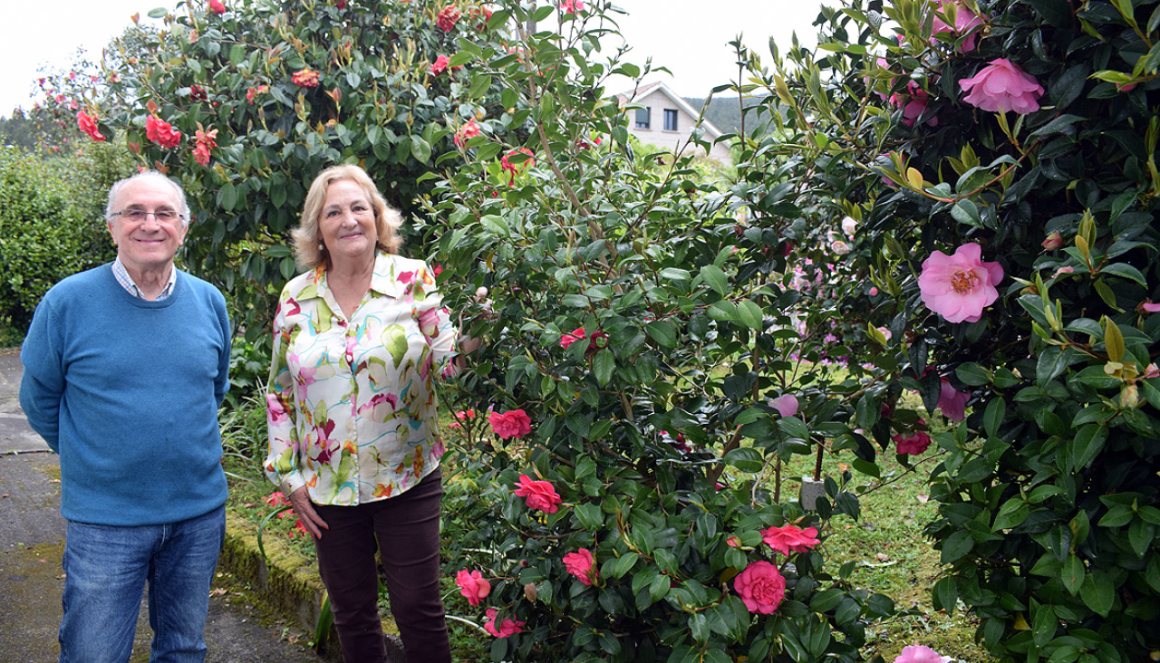 Rosa Crespo y Jaime Escufet, en su jardín
