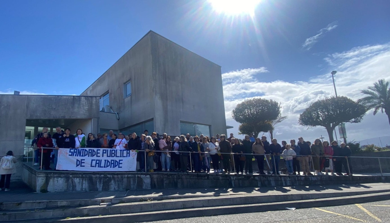 Manifestación convocada por SOS Sanidade Pública en el centro de salud de Baltar