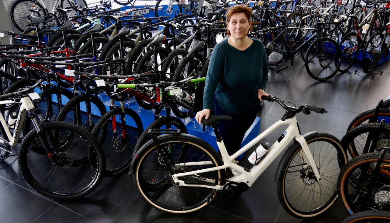 Bicicletas eléctricas en la tienda Deportes Rodas, en Vilagarcía de Arousa