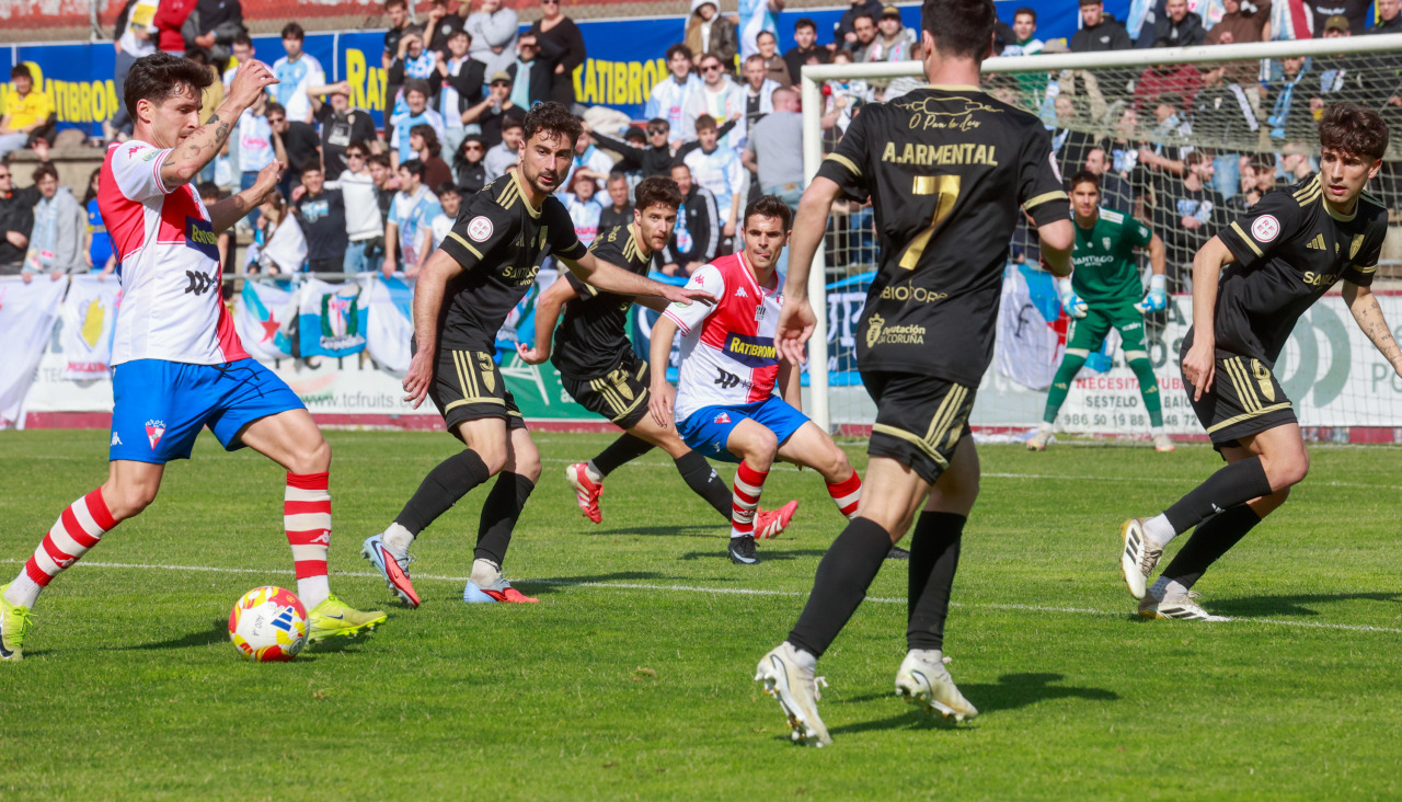 Álex Rey fue el atacante más combativo de los locales ante la férrea defensa santiaguesa