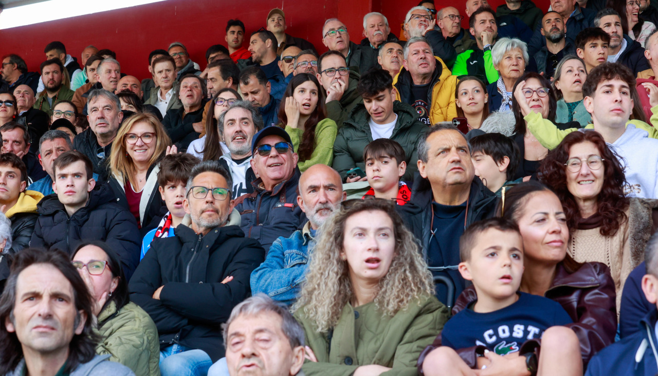 El partido entre los dos mejores equipos de Tercera levantó mucho interés en Vilagarcía