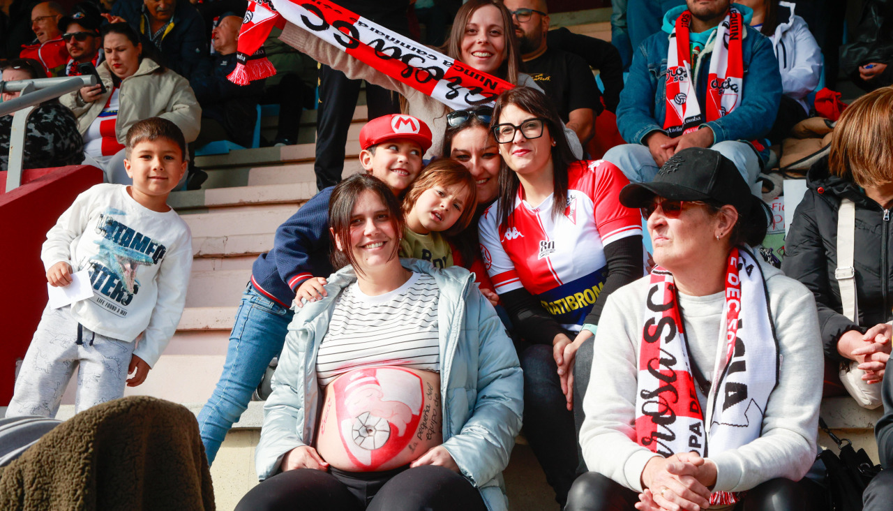 Aficionadas del Arosa en las gradas de A Lomba