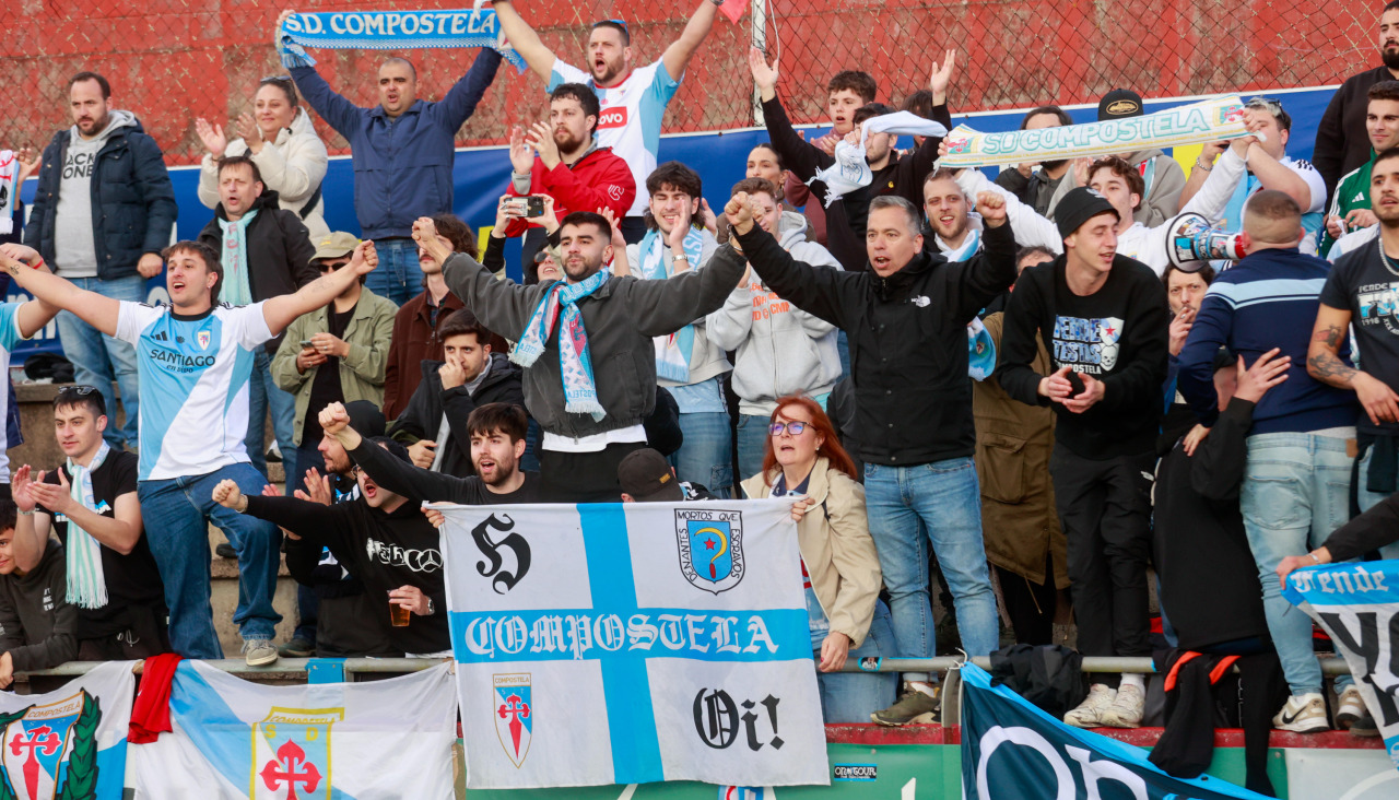 La afición del Compostela se hizo notar en A Lomba