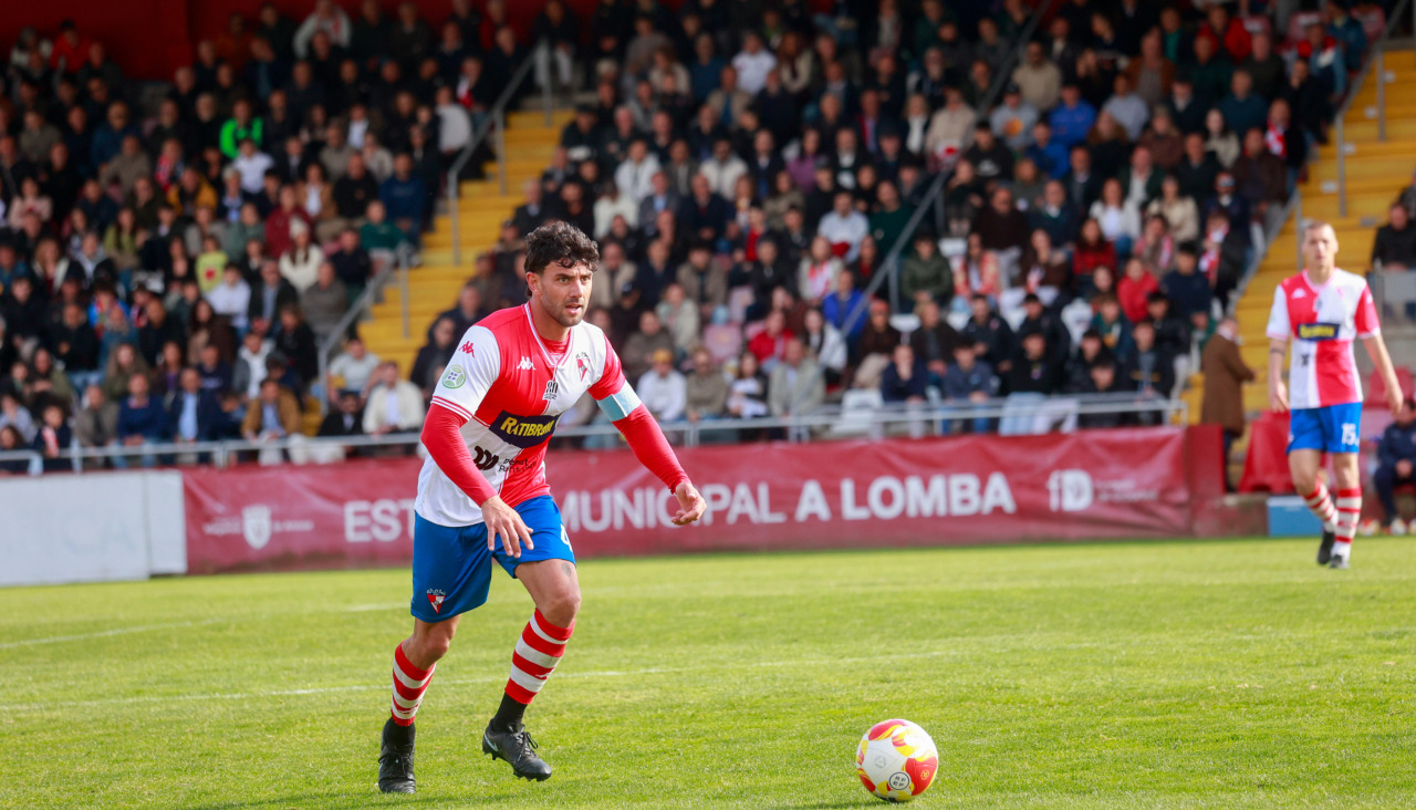 Pacheco conduce el balón durante la segunda parte, cuando más apretó el Arosa sin premio