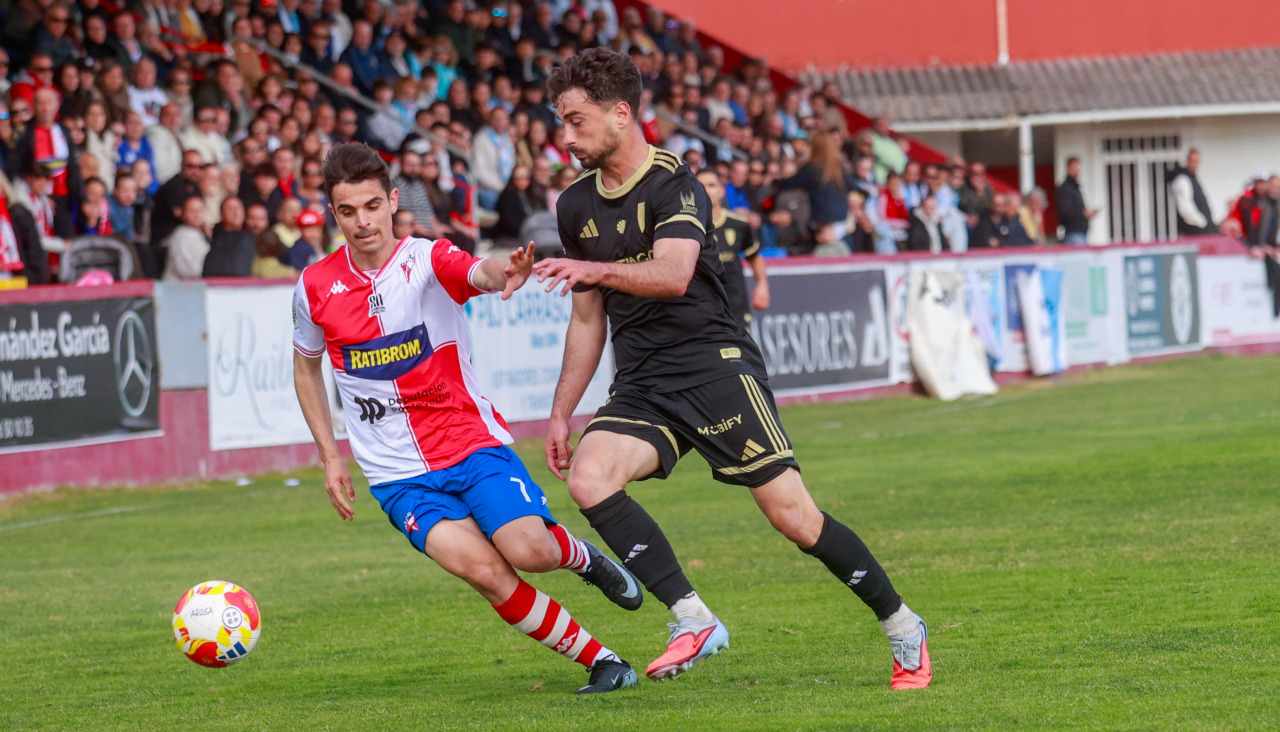 Pablo Crespo y Gabri Palmás en una acción en banda durante la segunda parte del partido en A Lomba