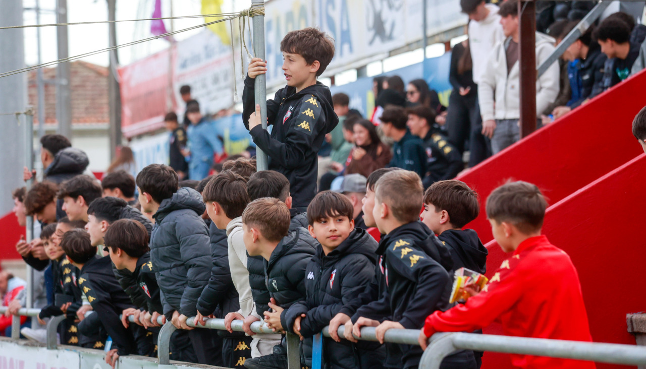 Niños de la base del Arosa siguiendo el partido en la grada de marcador