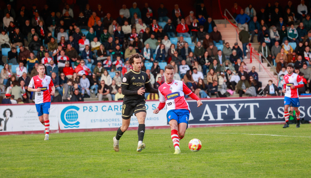 Concheiro con el balón en una acción del partido del domingo entre los dos aspirantes al titulo, en el que el liderato vovlió al Compostela