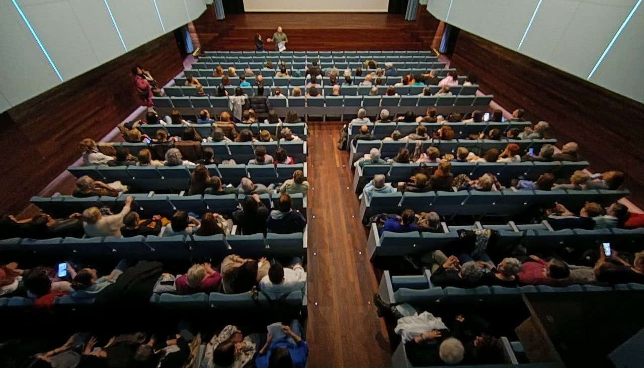 El auditorio de A Illa, instantes antes de una proyección