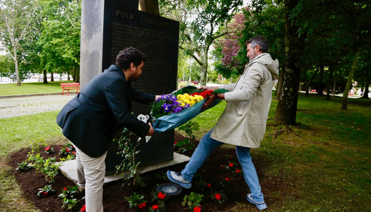 La ofrenda floral fue en el parque Miguel Hernández