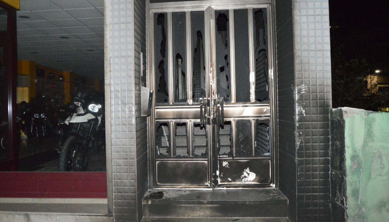 El portal de ledificio desde el que se arrojó una ventana a la calle registró un incendio hace una semana y media