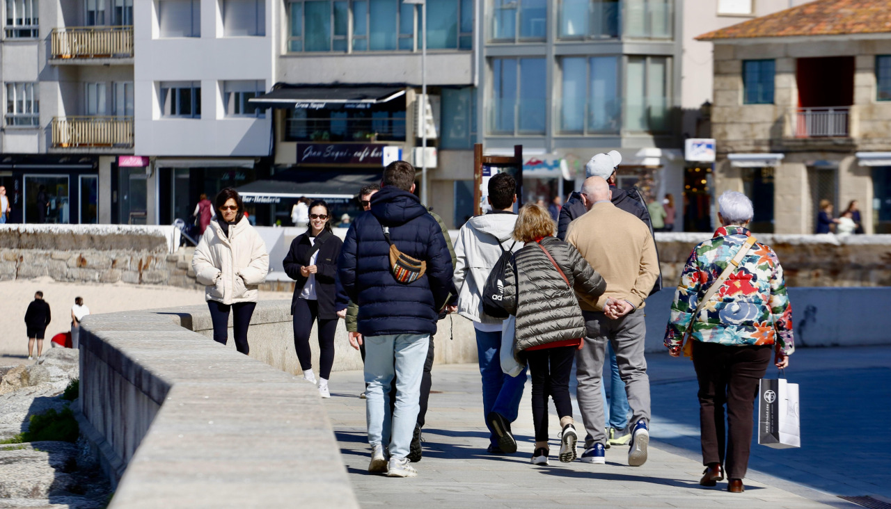 Personas paseando por el centro de Sanxenxo