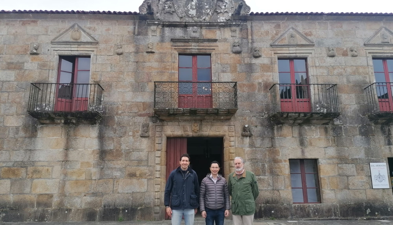 El edil de Enoturismo, José Ramón Abal, junto a organizadores