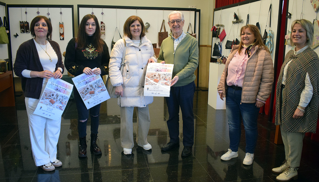 El alcalde de Valga con las artistas de la muestra