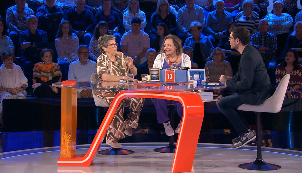 Inma Otero con su madre, Concha, y el presentador del programa, Juanra Bonet