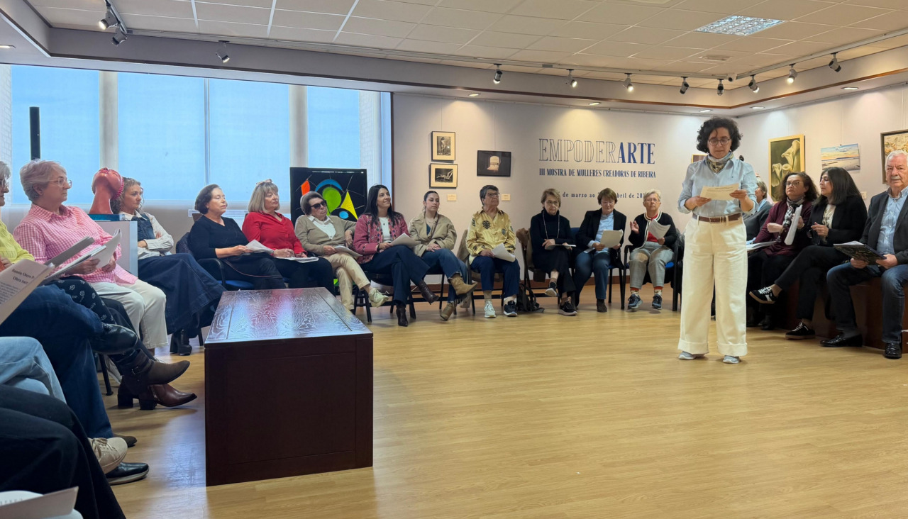 La actividad impulsada por el Club de Lectura de la asociación Amas de Casa ribeirense se desarrolló en la sala de exposiciones del centro 'Lustres Rivas'