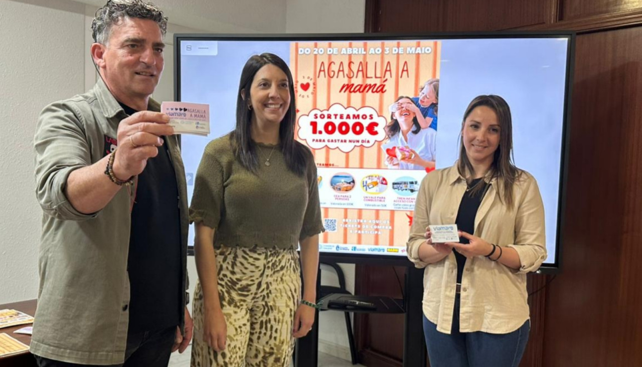 Francisco Martínez, presidente de la patronal ribeirense, estuvo acompañado de la alcaldesa, María Sampedro, y del a concejala de Comercio, Carmen Pérez, en la presentación de la campaña