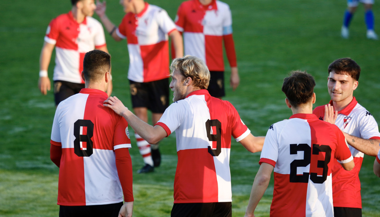El Arosa ganó al Barco en A Lomba en la primera vuelta en el partido que lució la camiseta conmemorativa de su octogésimo aniversario