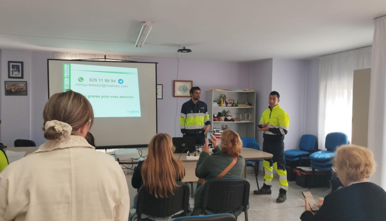 Charla en la que se entregaron los composteros en Sanxenxo