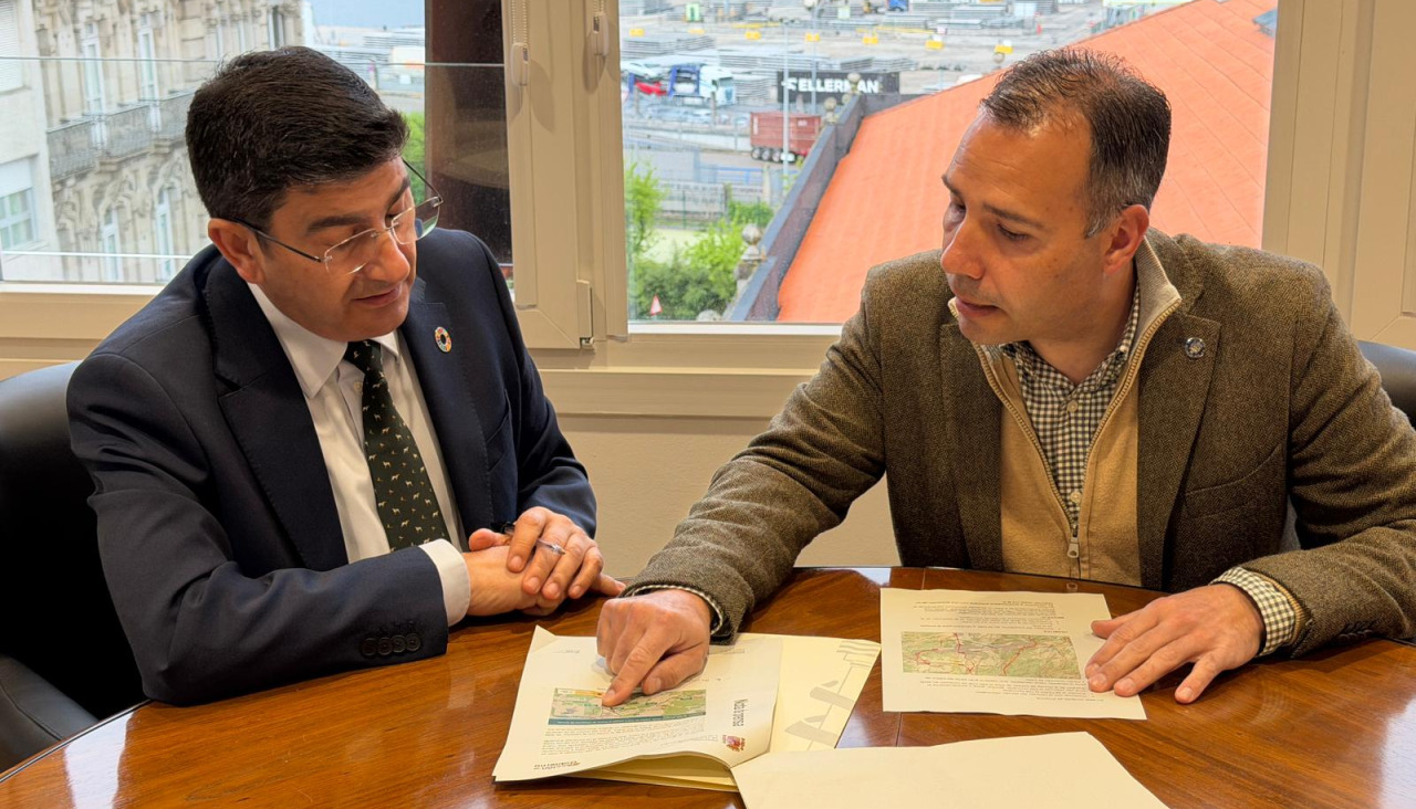 El delegado del Gobierno en Galicia, Pedro Blanco, reunido con el alcalde de Caldas, Jacobo Pérez
