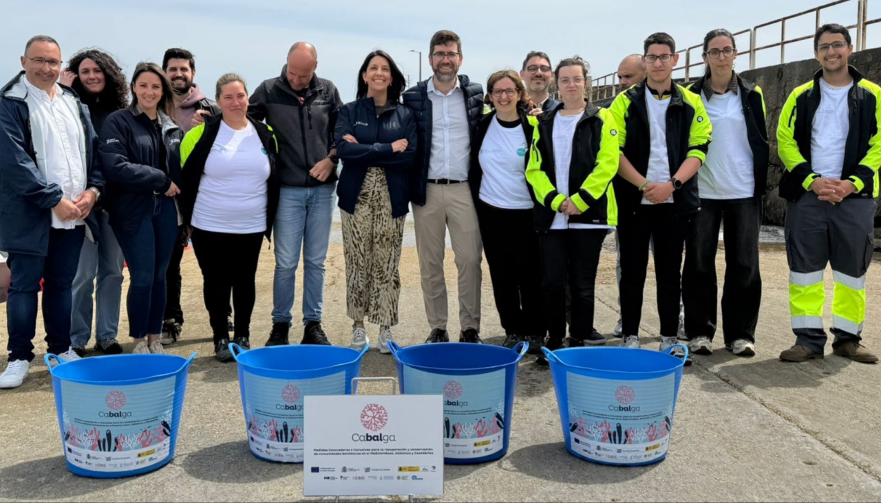 El secretario xeral de Emprego e Relacións Laborais se reunió en el puerto de Aguiño con otros participantes en una actividad de recuperación de ecosistemas marinos