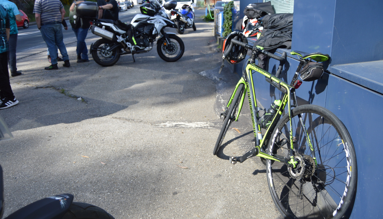 Una motocicleta y una bicicleta se vieron implicadas en un choque en la Avenida de Ferrol de Ribeira