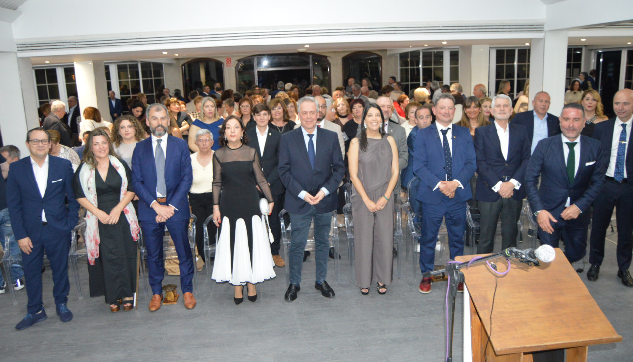 Los tres homenajeados `posaron al final de la gala junto a las autoridades autonómicas, provinciales y locales en el salón de eventos del restaurante 'Chicolino' de Exipto, en la parroquia boirense de Abanqueiro
